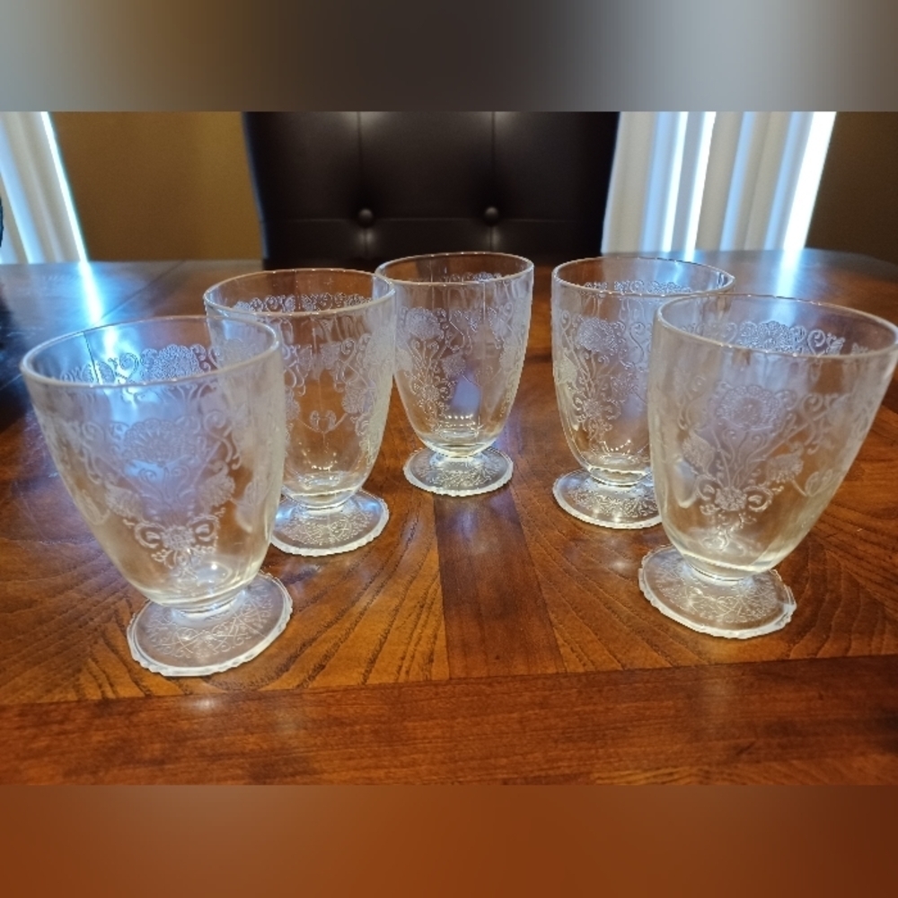 VINTAGE, JUICE, WINE OR DESSERT GLASSWARE, BEAUTIFULLY ETCHED. - Picture 2 of 4